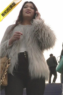 黑色紧身裤丰满翘臀皮草大扫货过天桥[210M/AVI]