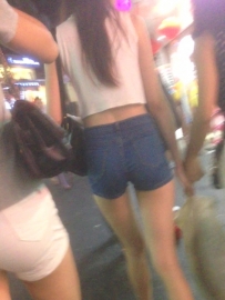 【刘大师作品】跟拍两个热裤MM『极品控论坛首发』[158M/MOV]