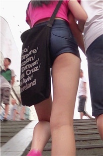 深蓝色薄热裤长腿性感美眉[313M/MTS]