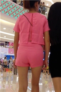 粉色套装美眉[154M/MOV]