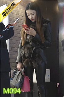 4K-街拍两个黑色紧身皮裤MT圆润翘臀美女M094[753M]