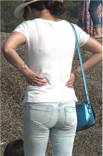 陪孩子河边嬉戏紧牛墨镜妈妈[192M/MP4]