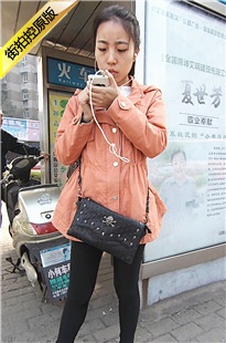 橙衣黑色紧裤妹妹长得好漂亮[739M/MP4]