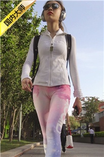 多彩紧身瑜伽裤三角墨镜美眉[MP4/542MB]