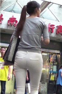 一路跟拍极品白裤美眉[151M/MTS]