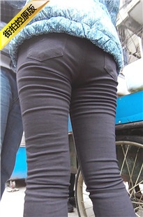 早晨和男友一起买煎饼的紧身黑裤妹子[754M/MP4]