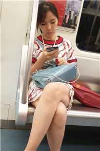 4K-地铁上的美腿美眉[995M/MP4]