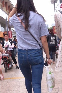 蓝色紧臀牛仔美眉穿梭街头[235M/MTS]
