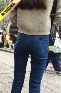 等朋友的蓝色紧身牛仔裤翘臀好身材美女[500M/MOV]