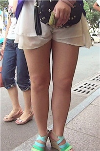 这MM的嫩腿看起来很有弹xing[132M/MP4]