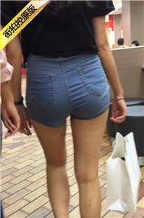 蓝色牛仔热裤翘臀美眉[132M/MOV]