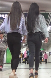 小吃街偶遇双黑裤美眉[860M/MP4]