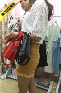 买衣服的棕色紧身包臀裙性感翘臀长发美眉[465M/MOV]