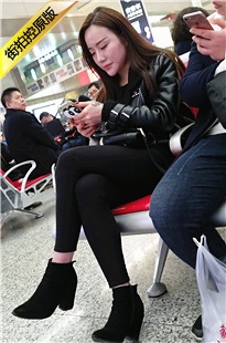 4K-车站候车的黑色紧身裤长发美女[700M/MP4]