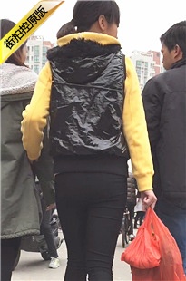 和妈妈逛菜市场的黑色紧身裤小妹[170M/MOV]