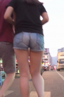 蓝牛仔热裤极品长腿美女，屁屁鼓鼓的[203M/MTS]