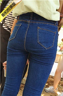 街拍等车的蓝色紧身牛仔裤饱满圆润翘臀美眉[298M/MOV]