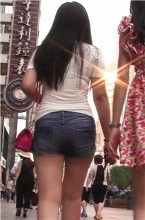 身材高挑的蓝色牛仔热裤MM[615M/MTS]