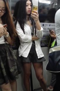 地铁上极品长发美女[4P]