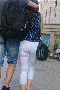 被搂在怀里的小鸟依人白裤紧臀小女友[145M/MP4]