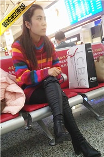4K-车站连衣裙黑色高筒皮鞋长腿妹子[821M/MP4]