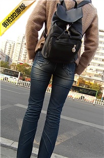 公交站台经典水洗磨白紧身牛仔翘臀MM[632M/MP4]