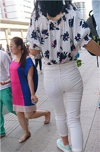 白牛小妹边走边扭动着紧绷翘臀[133M/MP4]