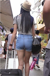 超紧牛仔热裤美女[132M/MP4]