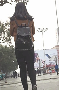 背个包包的青春靓丽高校女生[446M/MOV]