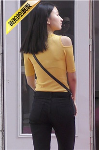 黑色紧身裤翘臀美眉逛车展[1.07G/MP4]