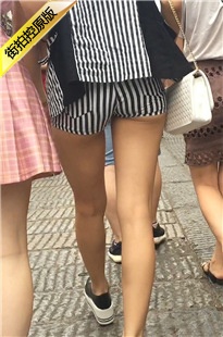 街拍条纹紧绷热裤长腿翘臀美眉[839M/AVI]