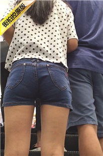 和男友逛街的小蓝牛热裤MM [110M/MOV]