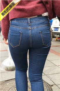 街拍蓝色紧身牛仔裤妹子的PG太翘了[519M/MP4]