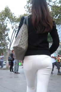 极品紧身白裤翘臀MM[437M/MOV]