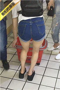 超市里遇见的美臀热裤细腿妹[592M/MOV]