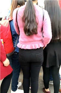 黑色紧身裤翘臀妹子[75M/MP4]