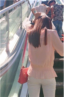 两个时尚美眉过天桥[144M/MP4]