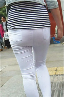 街拍白色紧身裤饱满圆臀美眉 [125M/MP4]