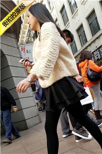 4K-街拍白色毛衣短裙黑丝细腿长发妹子[480M/MP4]