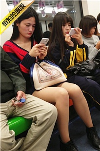 4K-地铁拍摄肉丝MT长发美女[593M/MP4]