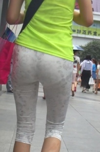 街拍白色打底裤翘臀小媳妇[249M/MP4]