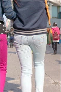 两个年轻小妹在逛街[124M/MP4]