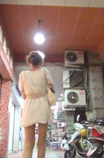 白裙美眉MT诱惑，步伐匆匆[75.2M/M2TS]