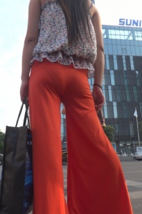 大裤管红裤时尚美眉[1.02G/M2TS]