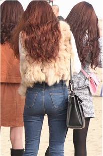 【4K超清画质】海边紧牛翘臀长发美女[1.46G/MP4]