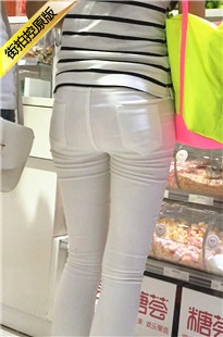 白裤绷得很紧的妹子在买零食[257M/MOV]