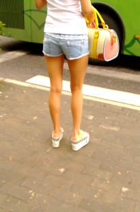 热裤妹妹等红绿灯，裤裤都夹进去了[143M/MP4]