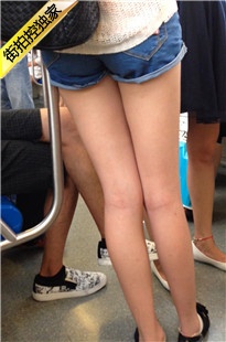 地铁极品长腿热裤美女，这腿能玩10年[747M/MOV]