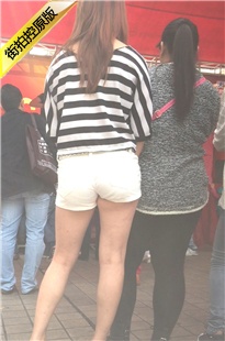 看表演的白热裤高跟妹子，都夹进PP里面了[867M/MOV]