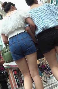 身材好颜值高的两个热裤美眉边走边拍[251M/MTS]